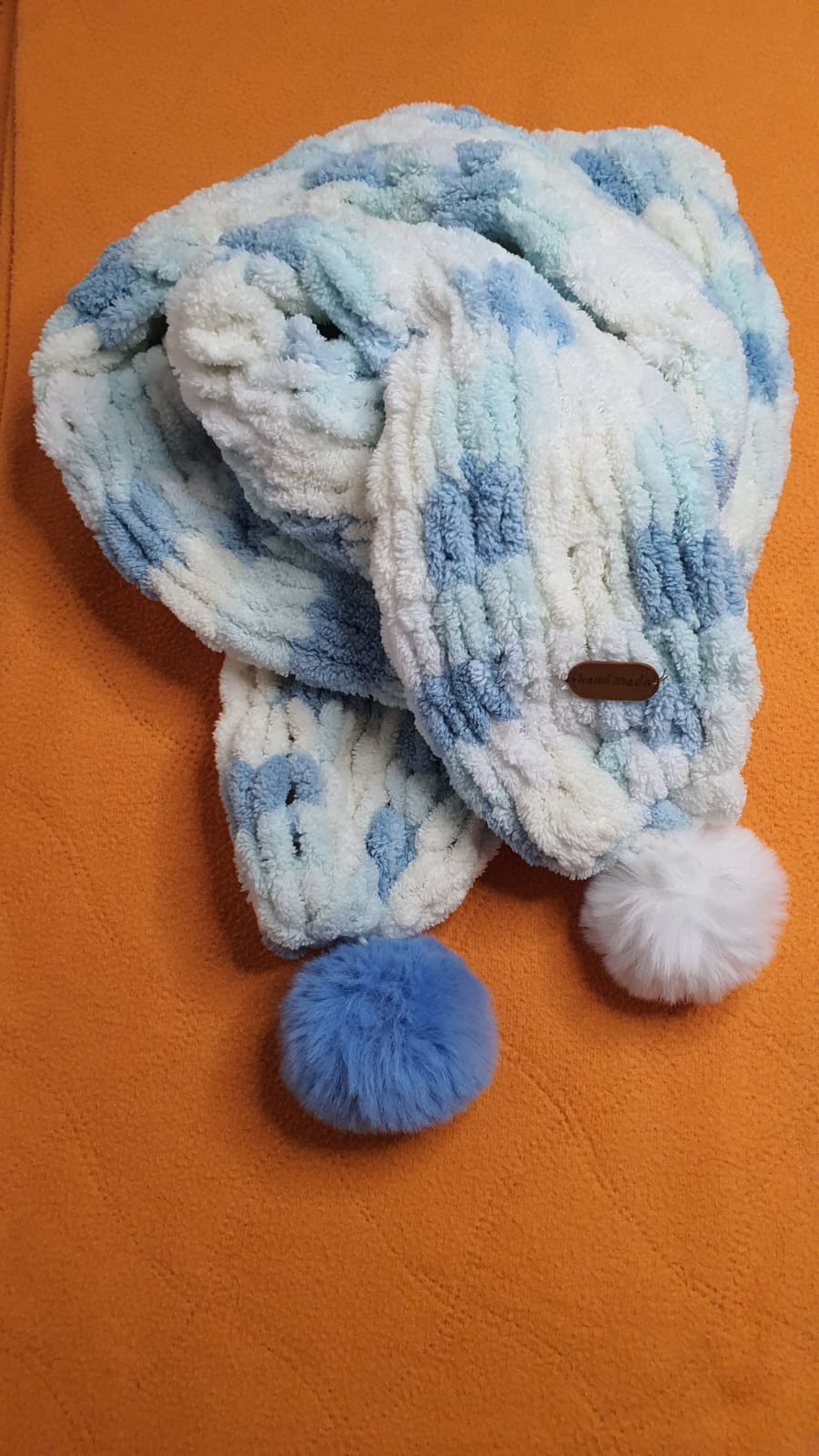 Frozen tube with pompom